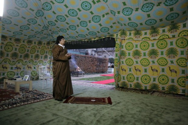 Франция едва ли скоро ще забрави, че Кадафи си позволи да опъне огромен палаткови лагери насред парка на Лувъра