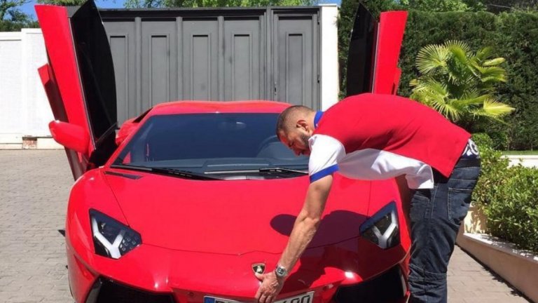 Когато "бърза", Карим разчита на Lamborghini Gallardo.