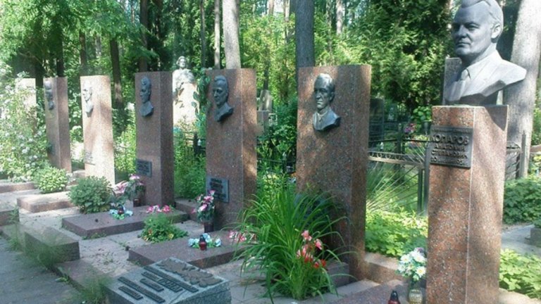 На 11 август 1979 г. целият отбор на участника във Висшата лига на СССР Пахтакор (Ташкент) загива в небето над Днепродзерджинск в сблъсък между два самолета. 