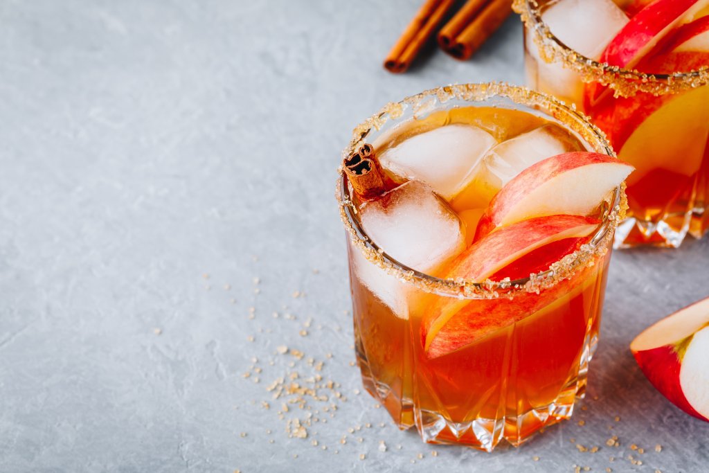 ГрогТрябва ви само хубав ароматен чай, качествен ром (в краен случай – уиски или скоч) и, евентуално, лъжичка захар. Ние предпочитаме грогът с канела и кафява захар, а ябълките са чудесно допълнение.