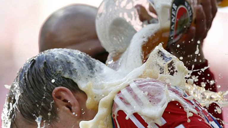 Гуардиола схваша бързо - залива Тони Кроос с бира от огромна халба.