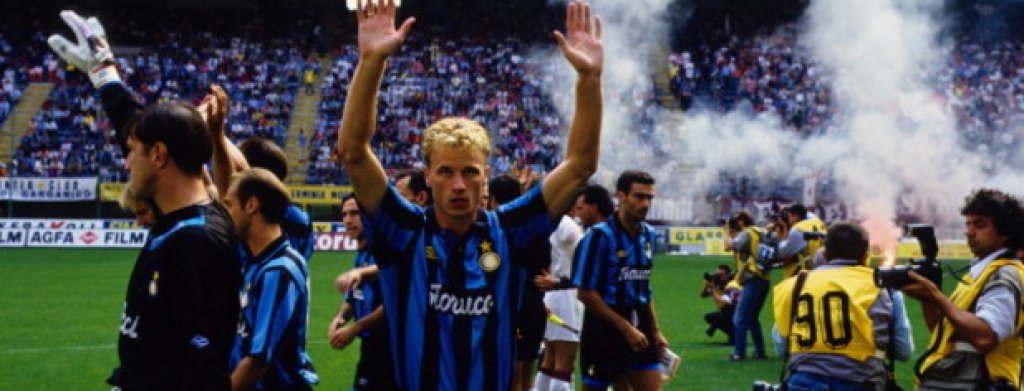 Денис Бергкамп от Интер (1993-1995 г.) в Арсенал, 11,25 млн. евро
Първият трансфер на Брус Риох начело на Арсенал впоследствие ще се окаже човекът, около когото Арсен Венгер построи целия си отбор-машина от „артилеристи“. Ако в Интер бяха задържали Бергкамп и направили същото, можеха да имат в редиците си един от най-класните халфове чак до 2006-а, когато холандецът сложи край на кариерата си.