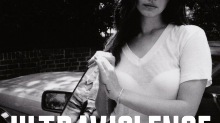 Лана Дел Рей – Ultraviolence
Китаристът и вокалист на The Black Keys Дан Ауербах участва в още един от топ албумите на 2014 г., но този път като музикален продуцент. В аранжирания от него Ultraviolence на Лана Дел Рей има по нещо за всички: за нейните отдадени фенове, за заклетите й хейтъри и просто за онези, които търсят един отличен и отличаващ се поп албум.
Почеркът на Лана не претърпява промяна, а всеки тон е изпят с увереността на изпълнител, който притежава егоизма да прави всичко заради самия себе си. И който има незабравим глас и напълно се възползва от него.