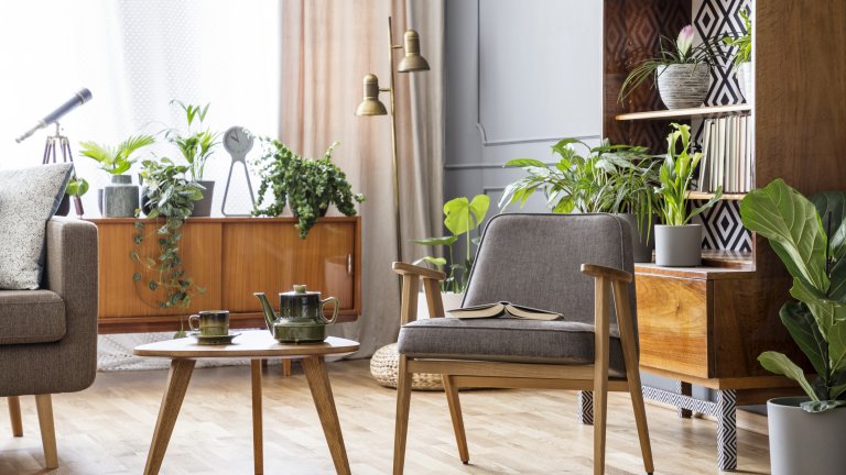 Погрижете се за зеленотоРастенията също могат да променят напълно визията на една стая. Дали вашите са разположени достатъчно добре (и дали се чувстват така)? Да пробвате различни позиции на саксиите никога не е лоша идея и може да има неочаквани резултати. Друг е въпросът дали вече имате достатъчно цветя у дома и дали не се нуждаете от ново свежо присъствие.