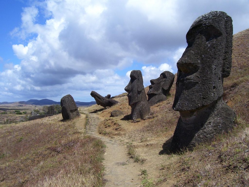 Moais,_Isla_de_Pascua._-_panoramio