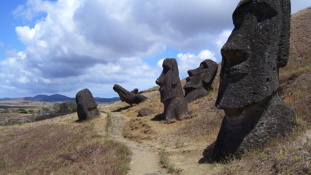 Moais,_Isla_de_Pascua._-_panoramio