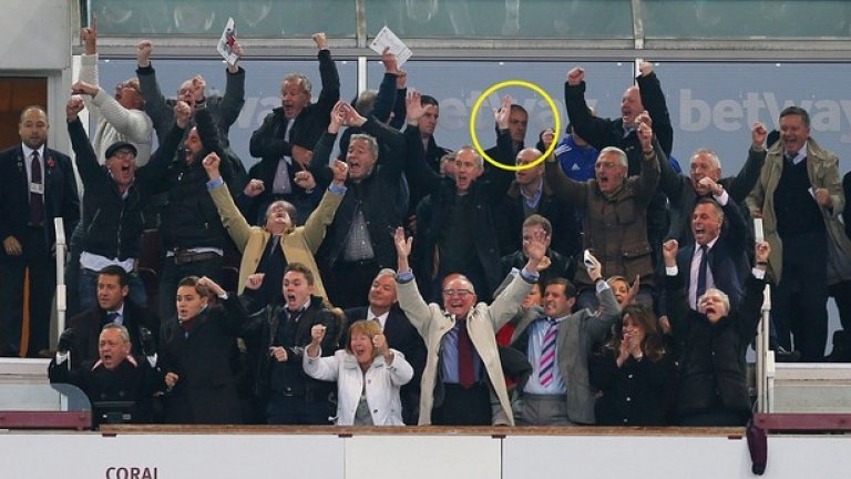 Снимката, която показва сезона на Челси досега - всички около тях се радват, а Жозе е с посърнала, невярваща физиономия...