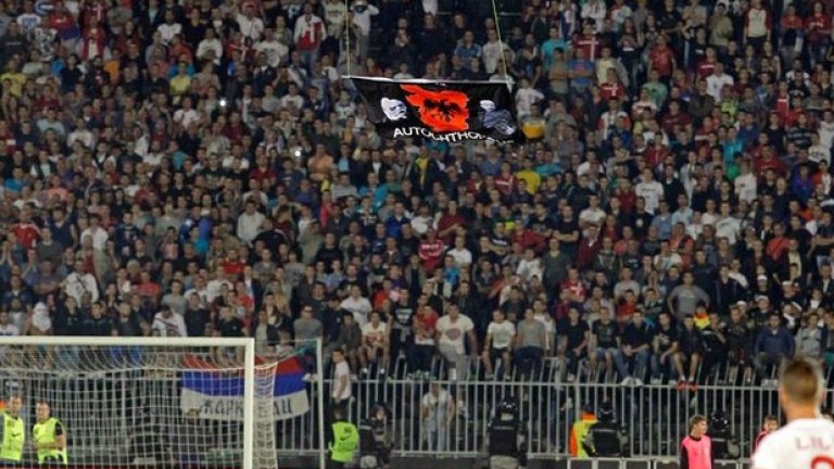 В 43-ата минута при резултат 0:0, над игрището долетя дрон (малко безпилотно самолетче, управлявано дистанционно), на което бе закачено знаме с двуглав орел и думата Autochtonous под него. На флага бяха изрисувани и двама албански народни герои - политическия лидер Исмаил Кемал и военният лидер на косовските албанци от началото на 20-и век Иса Болетини.