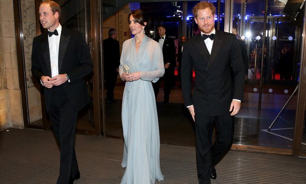 Освен прозрачна отзад, роклята на Кейт беше доста ефирна и отпред. Кейт мина по червения килим със съпруга си Уилям и брат му Хари
