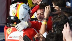 Механиците на Ferrari посрещнаха с огромна радост Себастиан Фетел на финала в Мелбърн