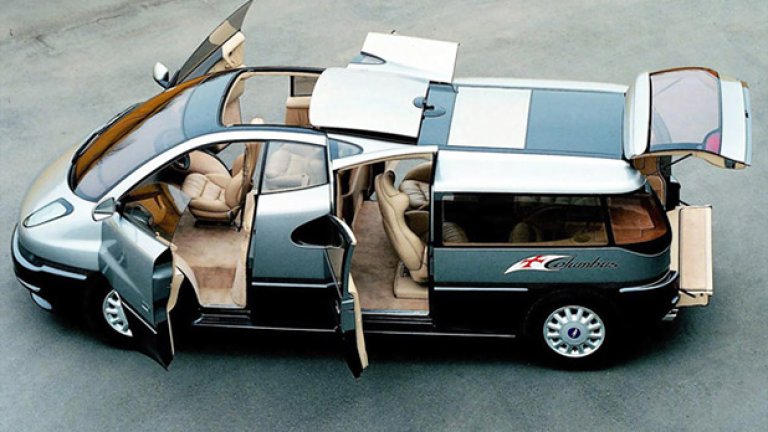 Italdesign Columbus (1992)
В началото на 90-те години еднообемните автомобили преживяват истински разцвет. И Джуджаро представя луксозен минибус, като Columbus получава името си в чест на 500-годишния юбилей от откриването на Америка от Христофор Колумб.
Ванът е с каросерия от карбон и е оборудван с 5-литров V12 мотор от BMW с мощност 300 конски сили, задвижването му е 4х4, а и четирите колела са управляеми. Мястото на водача е централно разположено, а с него в разкошни кресла могат да пътуват четирима пасажери. На борда намират място телевизор и видео.