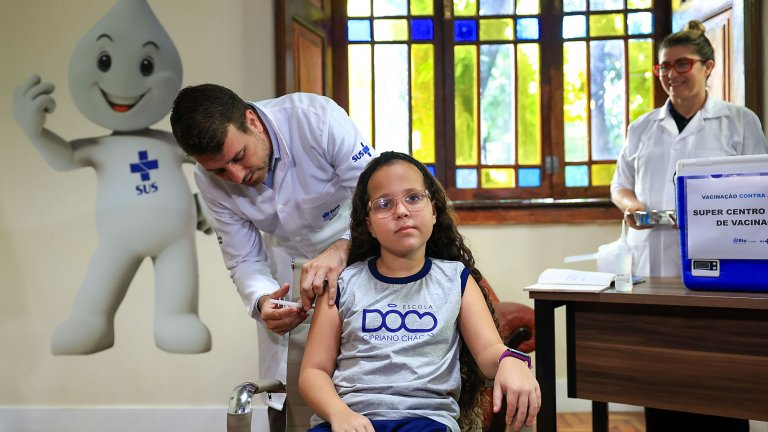 Бразилия започна да ваксинира част от децата срещу денга.