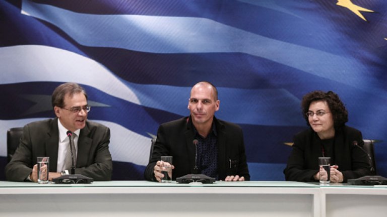 Оставката на Надя Валавани (вдясно) идва точно седмица след като Янис Варуфакис напусна кабинета на Ципрас заради разногласия при преговорите с кредиторите
