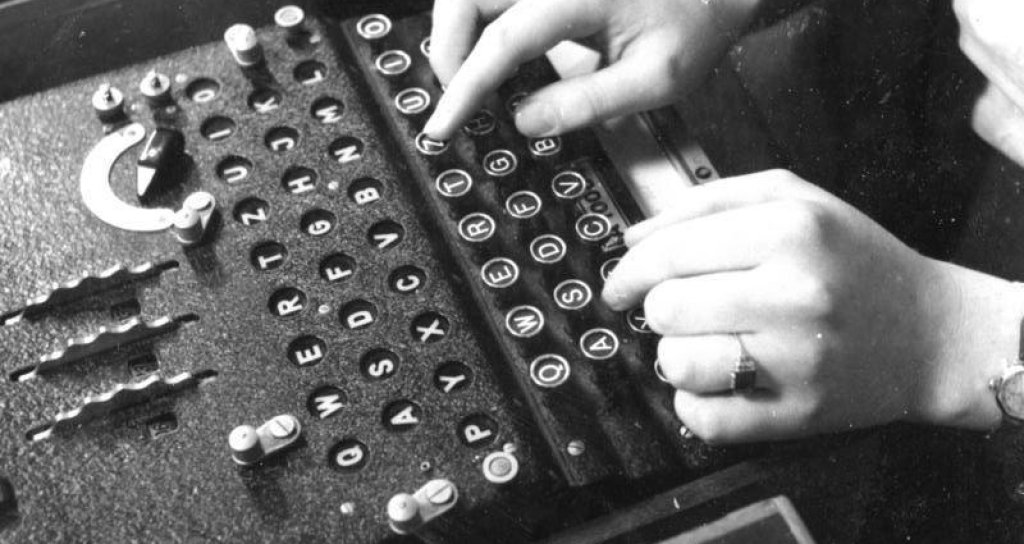 Bundesarchiv_Bild_183-2007-0705-502,_Chiffriermaschine__Enigma_