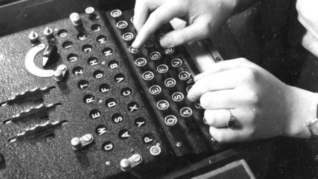 Bundesarchiv_Bild_183-2007-0705-502,_Chiffriermaschine__Enigma_