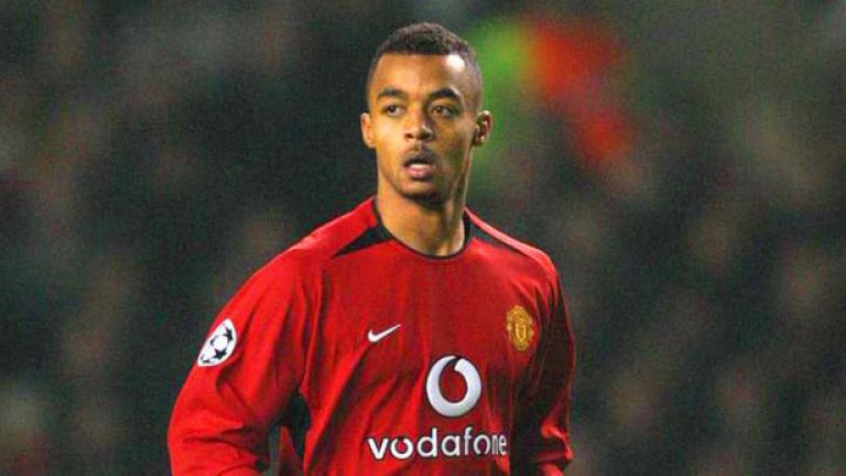 Крило: Давид Белион (2003-2006).
Бе привлечен едва 19-годишен, поредният голям талант, видян от скаутите на клуба. Дойде от малкия Кан, а в Юнайтед мащабите са различни... Не успя да се наложи в първия тим, а феновете го помнят с няколко невероятни пропуска. След напускането на Юнайтед доказа, че не е толкова лош играч, но в клубове, където стандартите и изискванията са далеч от тези на "Олд Трафорд".