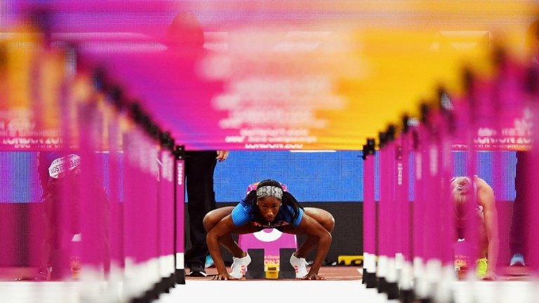 Величествен кадър на Матиас Хангст от Getty. Американката Кендра Харисън се подготвя за старта на 100 м с препятствия по време на Световното първенство по лека атлетика.