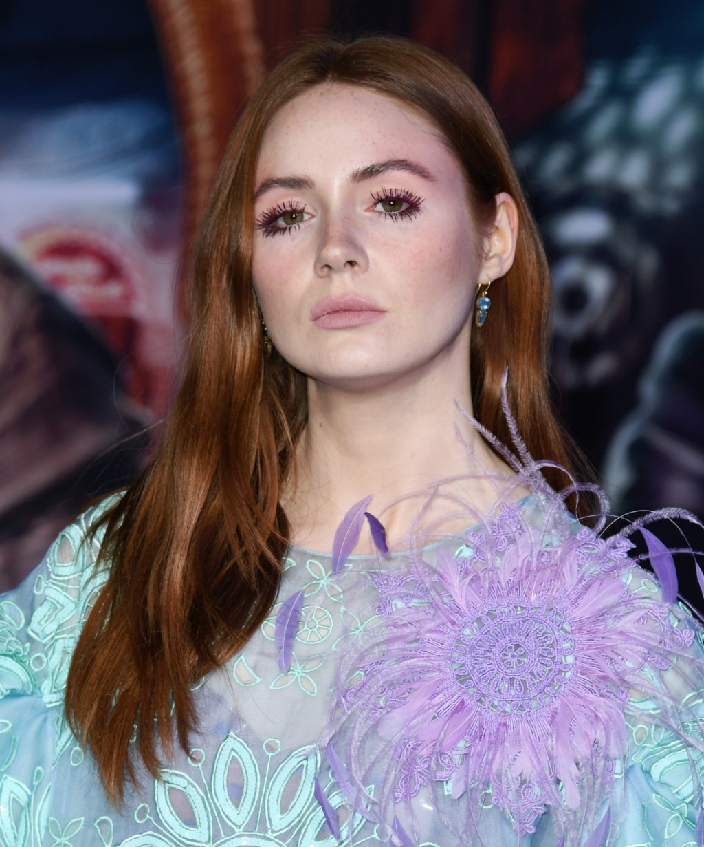 Тя не шофира
Преди да си осигури участие в желаната от нови и доказани актьори филмова вселена на Marvel, Карън се сблъсква с неудобствата на това да не си шофьор, а да трябва постоянно да ходиш по кастинги. Това означава редовно пътуване с таксита из Ел Ей, понякога само за да получи поредния отказ. Това обаче не я депресира.