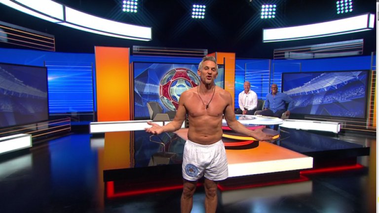 Така започна тазгодишното издание на MOTD. Представяте ли си през следващия сезон Линекер да захвърли и бельото?