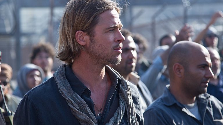 Брад Пит в "Z-та световна война" 
Филмите за зомбита много лесно и съвсем несъзнателно могат да се превърнат от филм на ужасите в комедия. Такъв е и случаят с Брад Пит и "Z-та световна война". Актьорът влиза в ролята на Джери Лейн – любящ баща с хипстърско шалче, което не слиза от врата му дори и при зомби-апокалипсис. Всичко във филма е по-скоро смешно, отколкото страшно, включително и изпълнението на Пит в ролята на готиния татко, който спасява света.