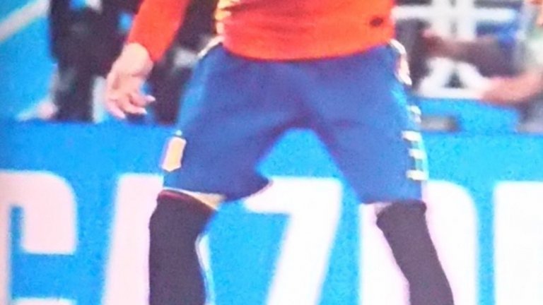 5. Дузпа? Отново Пике и отново не.
В началото на второто полувреме Мароко можеше да получи дузпа за игра с ръка на Жерар Пике. Централната двойка бранители на Испания в лицето на Пике и Серхио Рамос изглеждаше изключително уязвима и позволи на мароканците да създадат много положения. И при играта с ръка на Пике обаче съдията реши да не прибягва до употреба на VAR, а можеше.