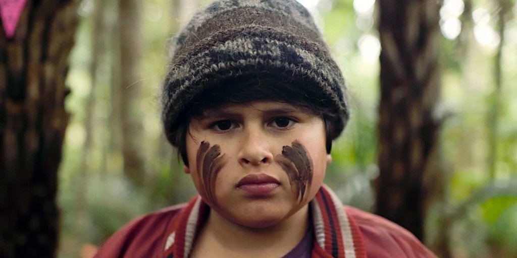 „HUNT FOR THE WILDERPEOPLE” 

Не е учудващо, че комисията на Оскарите обича добре направени и добре изиграни филми, които казват каквото публиката иска да чуе. Това обаче кара работа като „Hunt for the wilderpeople” дори да не бъдат обсъждани. Тайка