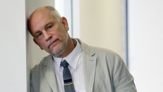 Животът на Джон Малкович сам по себе си е достоен за екранизация. Ето някои любопитни факти за номинирания за "Оскар" актьор:
Губи всичките си спестявания през 2008 г.
Тогавашният му бизнес мениджър инвестира почти всичко, което актьорът някога е изкарал, в дейностите на човек на име Бърни Мадоф. Впоследствие се оказва, че Мадоф е измамил хиляди инвеститори за суми на стойност 64 милиарда долара, за което през 2009 г. е осъден на 150 години затвор.
"Всичко, която бях изкарал, изчезна", разказва Малкович. Първоначално е шокиран, когато вижда снимка на Мадоф с белезници. Дори не знае колко милиони долари е загубил - обобщава с "много".