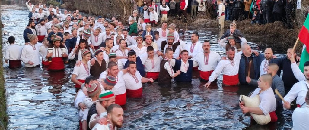 И тази година десетки мъже, както и една жена, нагазиха във водите на реката, за да спазят традицията