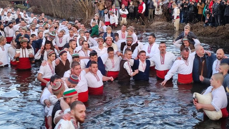 И тази година десетки мъже, както и една жена, нагазиха във водите на реката, за да спазят традицията
