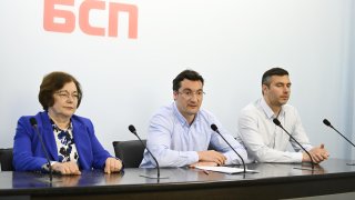 Националният съвет му гласува доверие след историческия провал на изборите