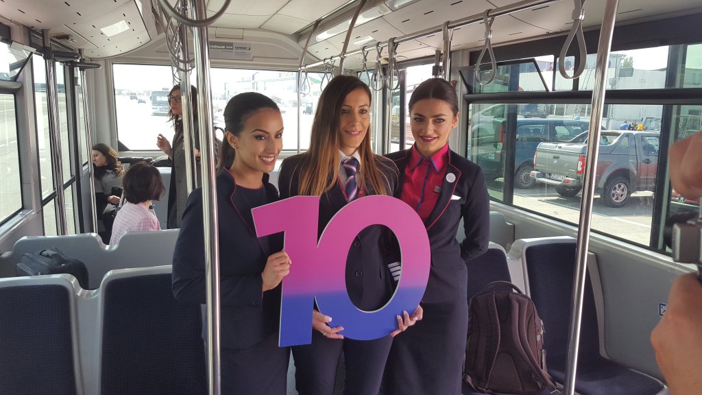 Стюардесите и пилотът (в средата) на новия самолет в София