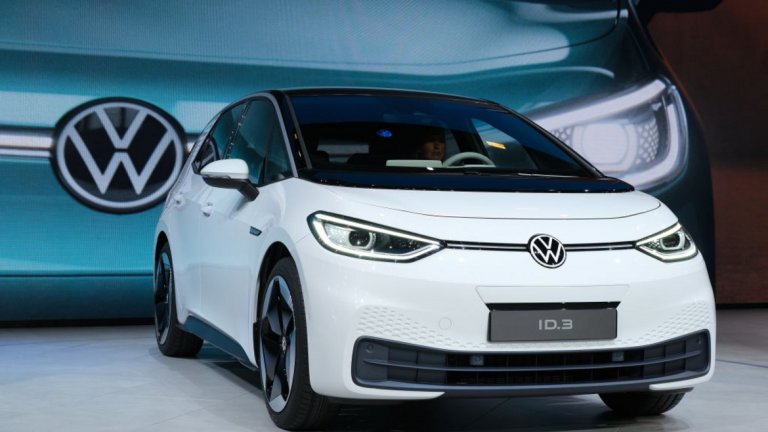 Volkswagen ID 3 
Четири години след скандала "Дизелгейт" Volskwagen дават сериозни заявки, че в даден момент ще преминат към производството само на електромобили. 
Сега те представят хечбека ID 3, който олицетворява начина, по който ще изглеждат новите електрически автомобили на бранда. Върху платформата на ID могат да бъдат изграждани различни модели, включително и SUV.
ID 3 идва с 58-KhW батерия и може да измине до 400 км с едно зареждане. Вариантът със 77-KhW батерия и 550 км пробег ще излезе на пазара по-късно. Той ще влезе в пряка конкуренция като цена и качество с коли като Nissan Leaf. Засега не се предвижда да се предлага на американския пазар.