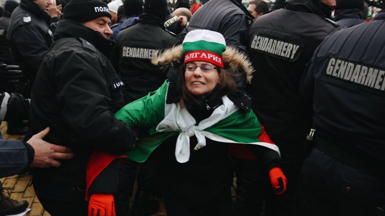 Протестиращи опитаха да влязат в парламента