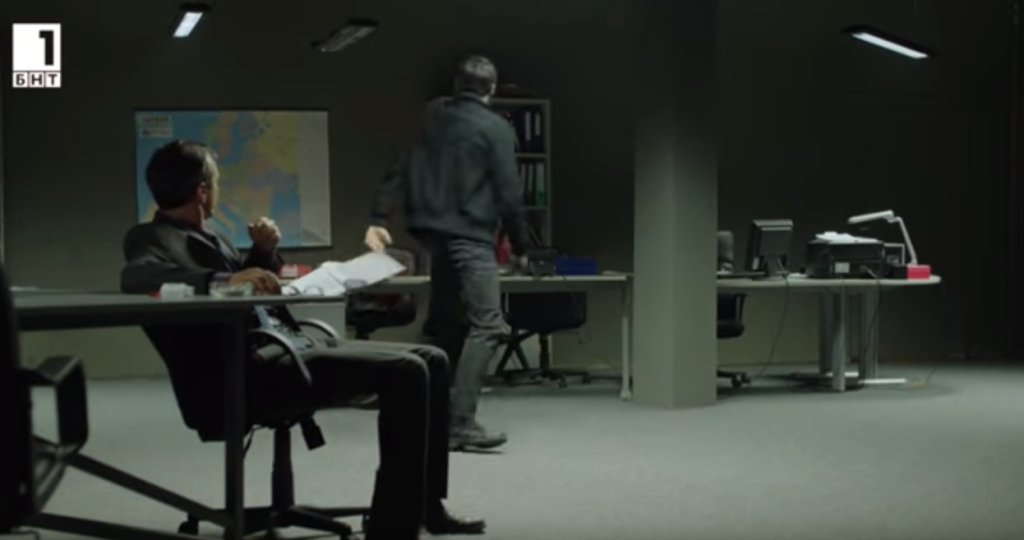 Мартин беше отстранен от длъжност заради лабилност и прие новината, блъскайки и ритайки предмети в офиса си - реакция, с която доказа, че в повода за отстраняването му има капка истина