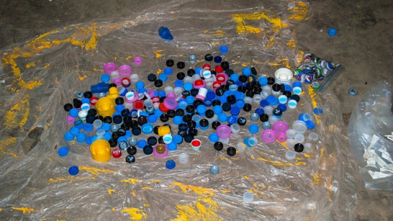 Една капачка съдържа повече пластмаса отколкото цялата пластмасова бутилка