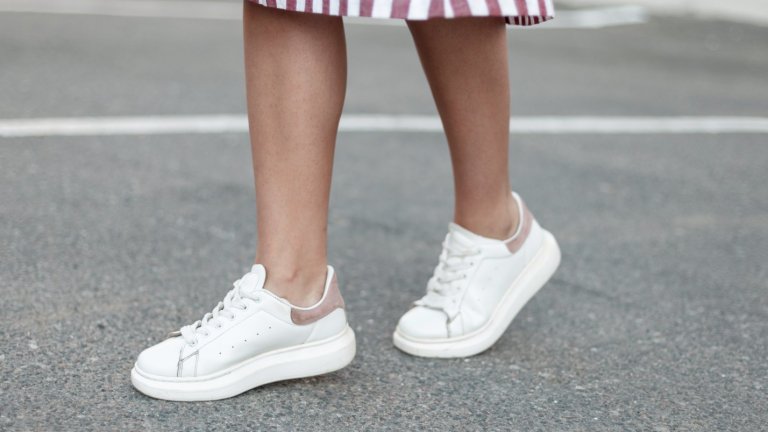 Бели маратонки/ кецовеДори и да не ви чакат на старозагорската гара, както се пееше в една легендарна песен, белите маратонки са задължителен аксесоар за лятото. Отиват си с всичко, удобни са от сутрин до вечер и не се плашат от някой и друг летен дъжд, който се е изсипал изненадващо.