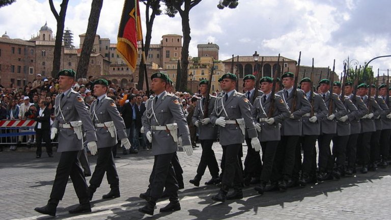 9. Германия 
На служба в Бундесвера са зачислени 210 000 души, от които 180 000 са на активна служба. Тя разполага с общо 698 самолета и ветолета, като 92 са изтребители, 169 щурмоваци, 345 транспортни самолета, 47 тренировъчни самолета, 375 хеликоптера, от които 47 са бойни. Към германските сухопътните сили са зачислени 543 танка, 5869 бронирани бойни машини, 154 самоходни артилерийски установки и 50 ракетни установки. Военноморските сили на страната включват общо 81 кораба, като в тях се включват 10 фрегати, 5 корвети, 6 подводници, 4 патрулни кораба и 13 миночистачи. Бюджетът за отбрана на Германия възлиза на 39 200 000 000 долара.