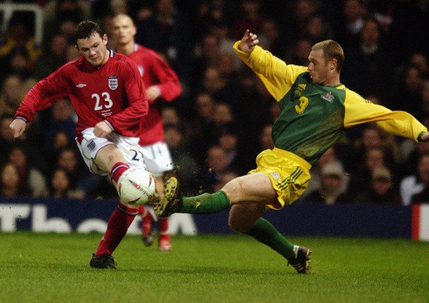 12 февруари 2003 г. Англия - Австралия, контрола в Лондон. Рууни дебютира за националния едва на 17 години.