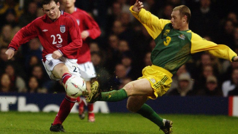 12 февруари 2003 г. Англия - Австралия, контрола в Лондон. Рууни дебютира за националния едва на 17 години.