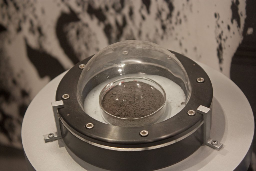 1280px-Lunar_Regolith_70050_from_Apollo_17_in_National_Museum_of_Natural_History