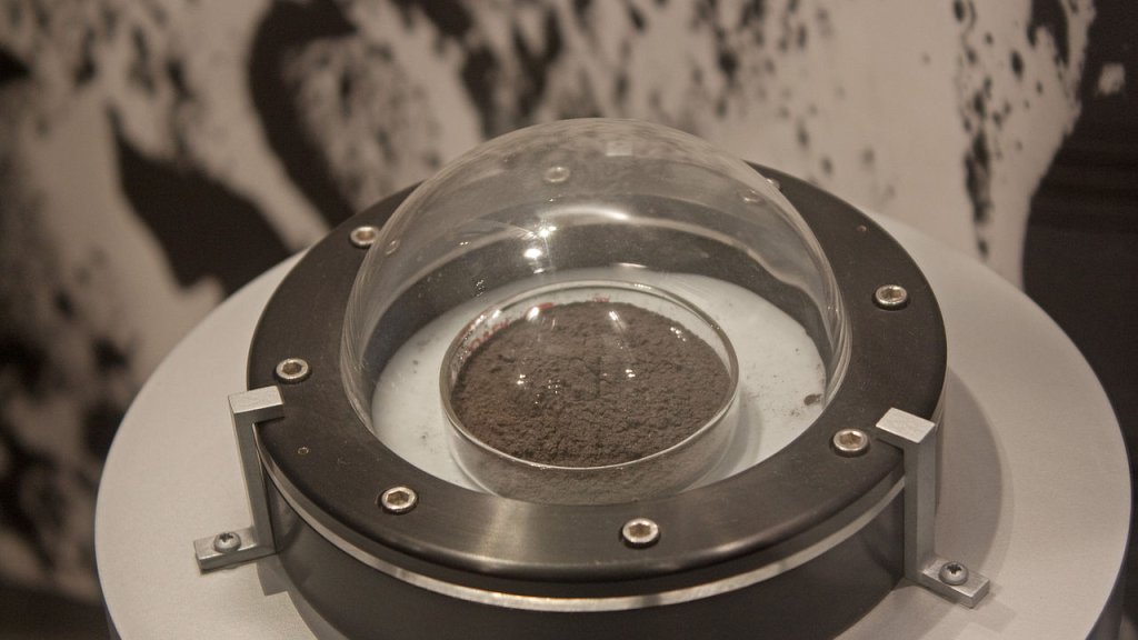 1280px-Lunar_Regolith_70050_from_Apollo_17_in_National_Museum_of_Natural_History