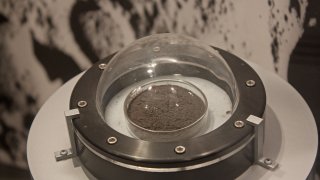 1280px-Lunar_Regolith_70050_from_Apollo_17_in_National_Museum_of_Natural_History