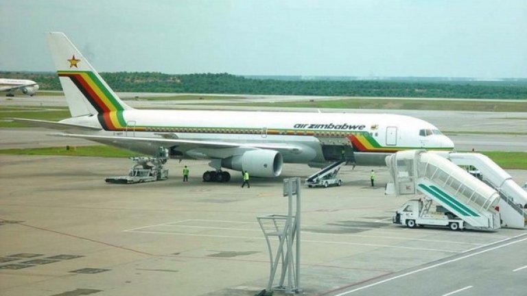 Boeing 767, Зимбабве
Естествено, президентът Мугабе беше доста критикуван за покупката на този Boeing 767 на цена от 400 млн. долара, но машината си струва всяка стотинка. Тъжното е, че полицията в Заимбабве трябва да разчиства местата от хора, когато президентът каца със своето чудо. За съжаление нямаме информация как точно е обзаведен този самолет, но отвън изглежда наистина прекрасно: с червени, жълти, зелени и черни ивици на белия фон.