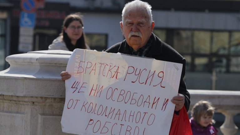 Смеем се на "кололиалното робство", "сютюен", "къренвиш", "фрезйорка", "козанах", "най-лоновити" и "пролетариЙ от вси страни, съединявайте се", но сякаш сме готови да приветстваме все нови и нови опростявания на правописната норма