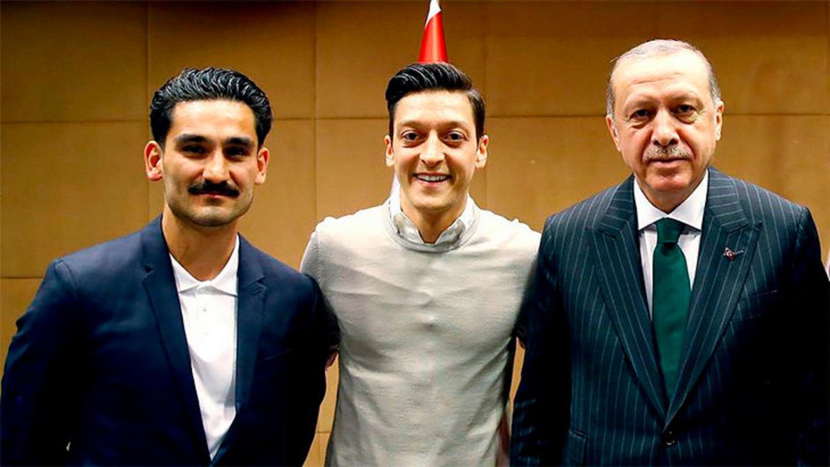 Тази снимка на Йозил и колегата му Илкай Гюндоган с турския президент предизвика огромни критики