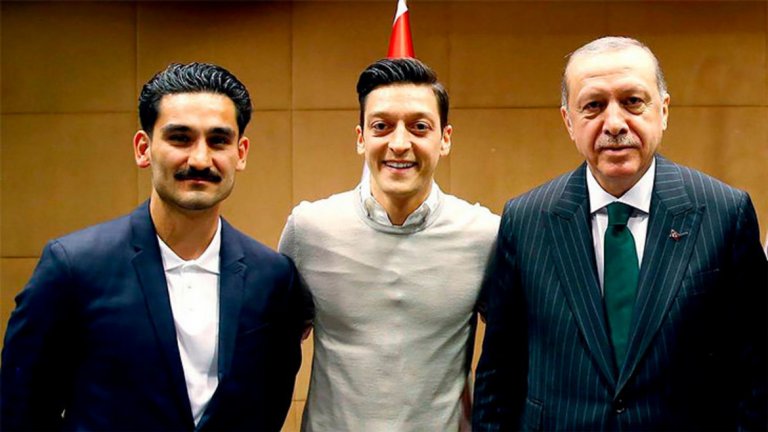 Снимката на Йозил с турския държавен глава предизвика много полемики.