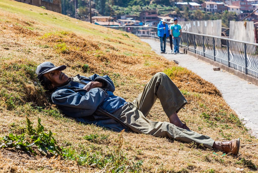 Hombre_echando_una_siesta_en_San_Cristóbal,_Cusco,_Perú,_2015-07-31,_DD_49