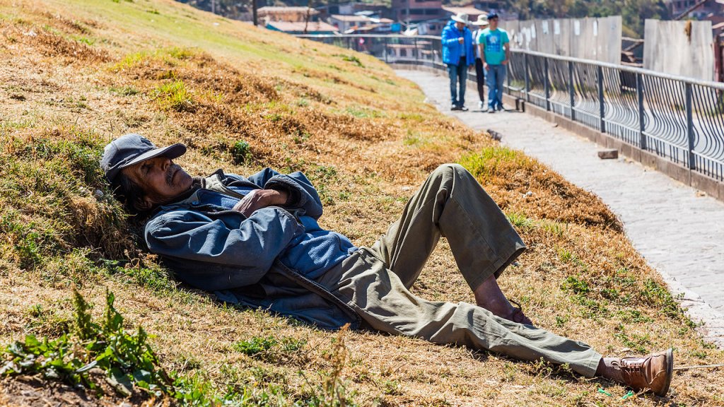 Hombre_echando_una_siesta_en_San_Cristóbal,_Cusco,_Perú,_2015-07-31,_DD_49