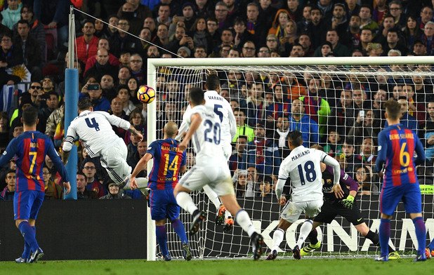 1. Реал Мадрид си тръгна с точка от Ел Класико
Серхио Рамос спаси Реал от загуба в дербито и донесе изравнителното попадение за 1:1 на "Камп Ноу" в заключителните секунди на редовното време. Така "кралете" запазиха преднината си от 6 точки пред вечния си съперник.