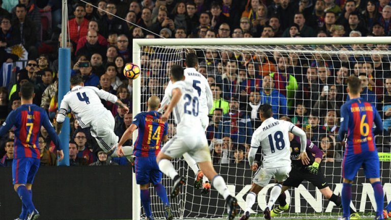 1. Реал Мадрид си тръгна с точка от Ел Класико
Серхио Рамос спаси Реал от загуба в дербито и донесе изравнителното попадение за 1:1 на "Камп Ноу" в заключителните секунди на редовното време. Така "кралете" запазиха преднината си от 6 точки пред вечния си съперник.